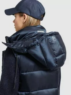 Khujo Vestes Sans Manches Gilet Tourin Femme Bleu Marine 17 Khujo Vestes Sans Manches Gilet Tourin Femme Bleu Marine -Magasin D'usine Khujo 092c0d73916efa49b1804f63e823d9b5